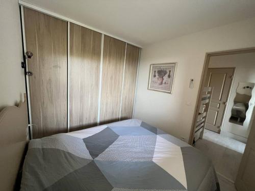 Photo de la galerie de l'établissement T2 super équipé avec terrasse, piscine et climatisation - FR-1-768-46, aux Issambres