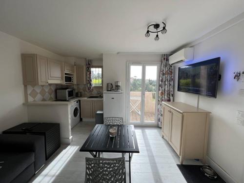 Photo de la galerie de l'établissement T2 super équipé avec terrasse, piscine et climatisation - FR-1-768-46, aux Issambres