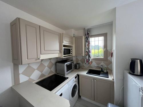 Photo de la galerie de l'établissement T2 super équipé avec terrasse, piscine et climatisation - FR-1-768-46, aux Issambres