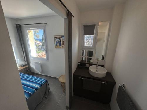 Photo de la galerie de l'établissement Villa Contemporaine à Sainte-Maxime, Piscine, Proche Plage, 8 Pers., 4 Étoiles - FR-1-768-36, à Sainte-Maxime