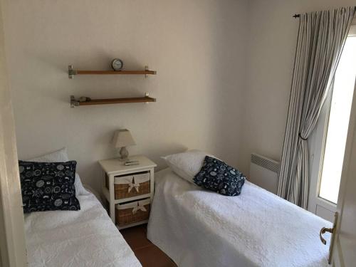 1 dormitorio con 2 camas y mesa con lámpara en Villa Sainte-Maxime, 4 pièces, 6 personnes - FR-1-768-40, en Sainte-Maxime