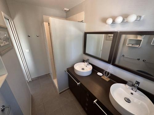 ein Badezimmer mit Waschbecken und Spiegel in der Unterkunft Villa Contemporaine à Sainte-Maxime, Piscine, Proche Plage, 8 Pers., 4 Étoiles - FR-1-768-36 in Sainte-Maxime