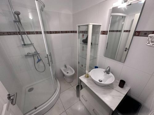 Koupelna v ubytování Appartement T2 avec Jardin Privatif et Piscine, à 130m de la Plage - Les Issambres - FR-1-768-41