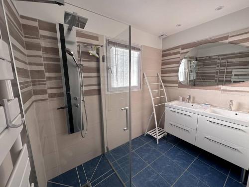 une salle de bain avec une douche, un lavabo et un miroir dans l'établissement Villa contemporaine 8/9 pers avec piscine & clim proche plages - 4 étoiles - FR-1-768-43, aux Issambres
