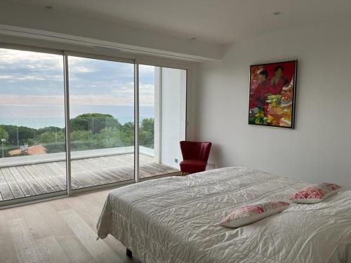 een slaapkamer met een bed en een groot raam bij Villa Les Issambres, 5 pièces, 8 personnes - FR-1-768-37 in Les Issambres