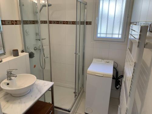 une salle de bain avec une douche, un lavabo et des toilettes dans l'établissement Grand T3 aux Issambres avec jardin, proche mer et commerces - FR-1-768-48, aux Issambres
