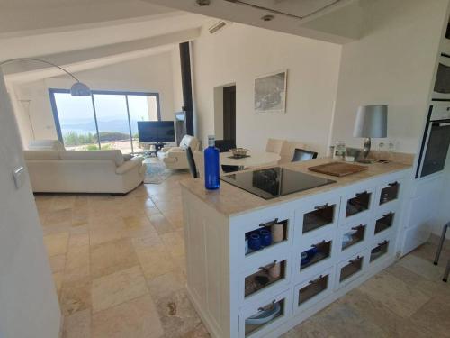 - un salon avec un comptoir avec des tiroirs et un canapé dans l'établissement Charmante villa 3 chambres avec jardin, climatisation et parking aux Issambres - FR-1-768-45, aux Issambres