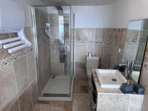 une salle de bain avec douche et lavabo dans l'établissement Charmante villa 3 chambres avec jardin, climatisation et parking aux Issambres - FR-1-768-45, aux Issambres