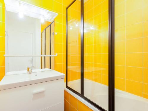 een badkamer met een wastafel en een glazen douche bij Appartement rénové à Peyragudes, 6 pers, proche pistes, parking gratuit & avantages ski - FR-1-695-40 in Germ
