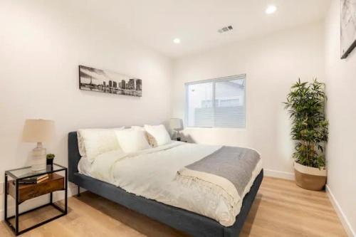 A bed or beds in a room at Little Saigon Modern Quiet Home 3BD-2B in Westminster 10min to Disneyland