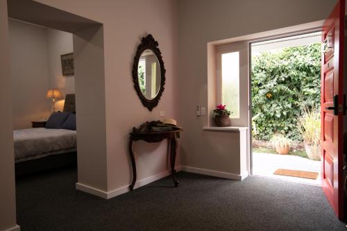 1 dormitorio con cama, espejo y puerta en Harbour Mannum, en Mannum