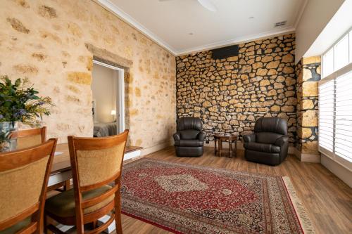 una sala de estar con una mesa y sillas en Harbour Mannum, en Mannum