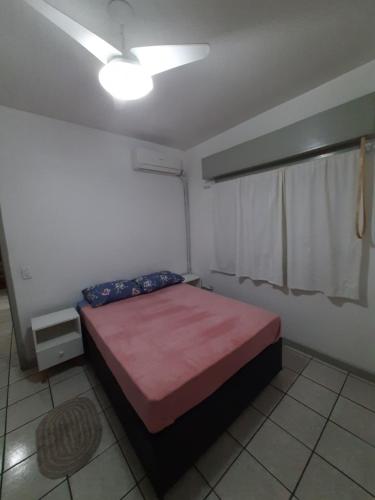 a bedroom with a bed and a ceiling fan at Capao Canoa - Próximo Mar Centro in Capão da Canoa