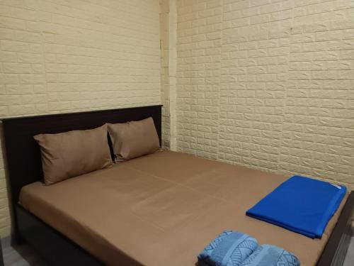 Tempat tidur dalam kamar di OYO 93333 Rama Home Stay