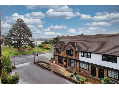 an overhead view of a house with a street at Leisure Inn Penny Royal Hotel & Apartments in Launceston