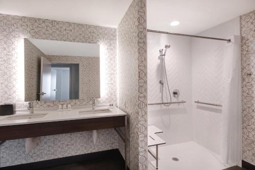 A bathroom at Holiday Inn Detroit Northwest - Livonia, an IHG Hotel