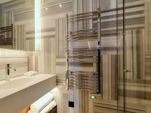 une salle de bain avec douche et lavabo dans l'établissement Appartement duplex à Courchevel 1850 - 6 pers, 3 chambres, centre station - FR-1-564-116, à Courchevel