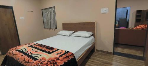 um quarto com uma cama num quarto em SWARA VILLA STAY em Bhuj