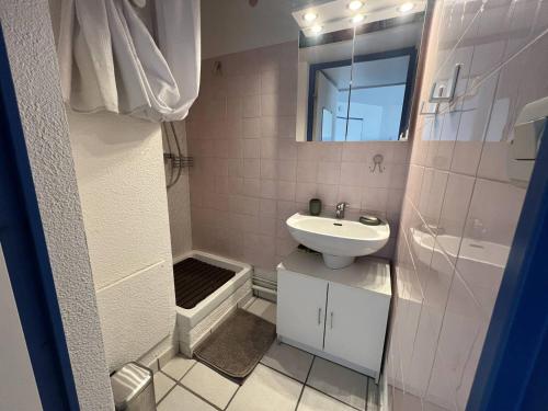uma casa de banho com um lavatório, um WC e um espelho. em Appartement Le Barcarès, 2 pièces, 4 personnes - FR-1-81-604 em Le Barcarès