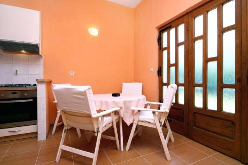 - une salle à manger avec une table et deux chaises dans l'établissement Apartments Sunny - quiet and relaxing, à Makarska