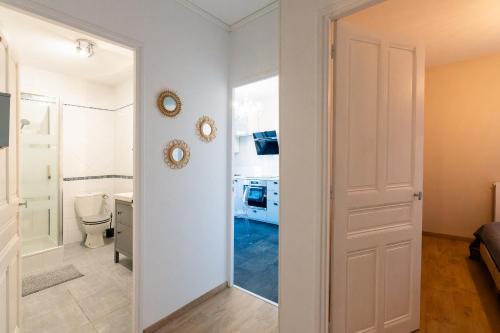 un corridoio con una porta che conduce a un bagno di La Petite Venise a Sète