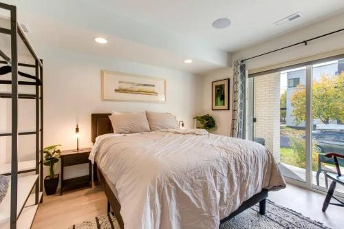 Ένα ή περισσότερα κρεβάτια σε δωμάτιο στο New two room apartment close to stadium and downtown on a park