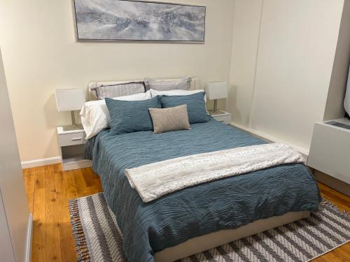 a bedroom with a large bed with blue sheets at Lore&ken shared apartment in Long Island City