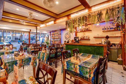 un ristorante con tavoli e sedie e un bar di Patong Social Hotel & Restaurant a Patong Beach