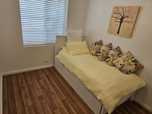 łóżko z poduszkami w sypialni w obiekcie Family Oasis in Adelaide w mieście Bowden