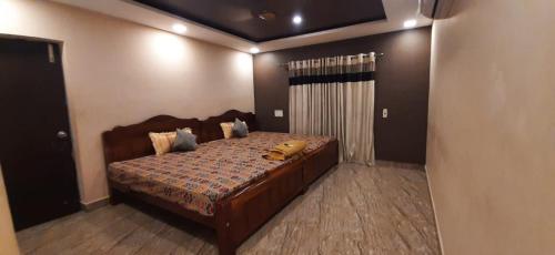 1 dormitorio con 1 cama grande en una habitación en Le Grace Beachview en Chennai