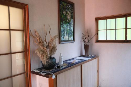 a room with a counter with a vase and two windows at 12月NEWOPEN 鎌倉House 響 ペットと泊まれる北鎌倉4LDK貸別荘 in Yamanouchi