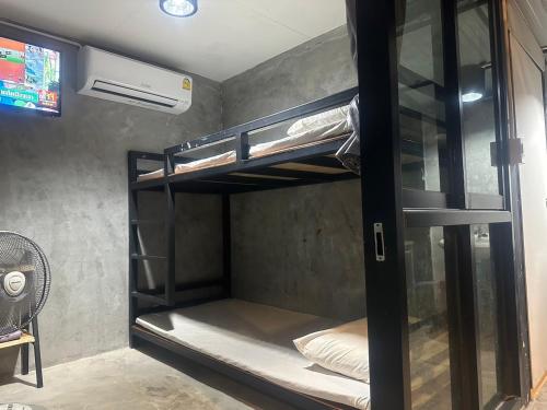 a room with two bunk beds in it at ชลลดา ริเวอร์ โฮมสเตย์ แก่งกระจาน in Ban Wang Malako