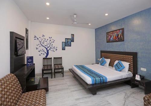 um quarto com uma cama e duas cadeiras em Heritage Home By BYOB HOTELS em Nova Deli