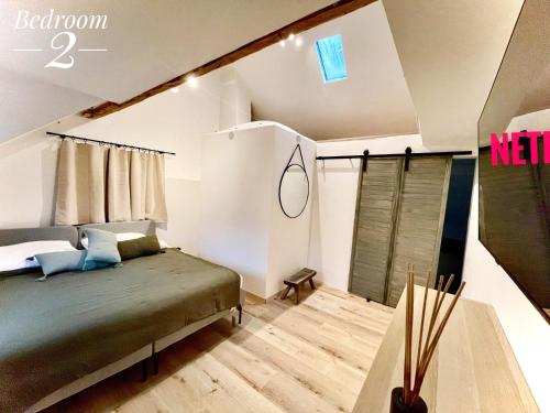 sypialnia z łóżkiem w pokoju w obiekcie Godi's House w mieście Vianden