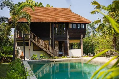 Majoituspaikassa Luxury Thai Lanna house and Farm stay Chiangmai tai sen lähellä sijaitseva uima-allas