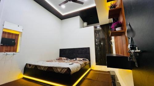 PALLAV GUEST HOUSE في اوجاين: غرفة نوم بسرير في غرفة