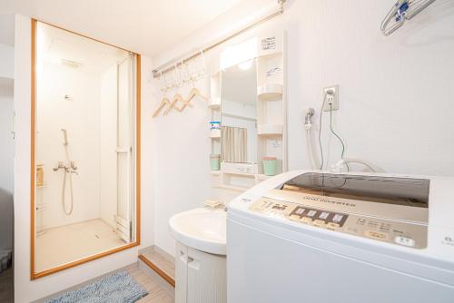 Ikebukuro East Exit Queen Bed Room