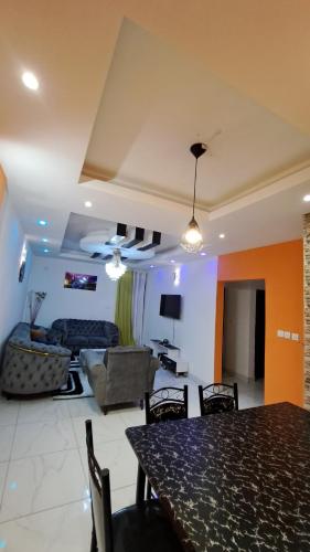 Gallery image of Residence GermanoTech Logbessou appartement meublé 2ch,1salon eau chaude,Wifi,parking,virgile,menagere,canalsat in Douala
