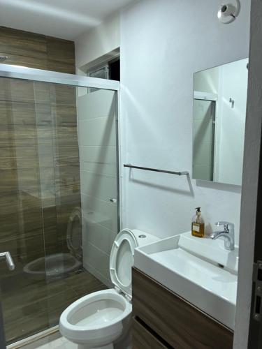 y baño con aseo, lavabo y ducha. en Bluu Habitat Lagoons en Mazatlán