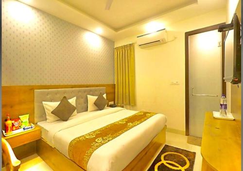 a bedroom with a large bed in a room at Hotel Glace Airport Stay Near IGI Airport in New Delhi