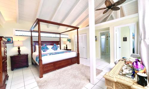 Big Island Retreat في كيلوا كونا: غرفة نوم مع سرير مظلة في غرفة