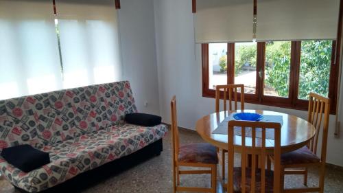 デニアにあるVilla Antonietaのリビングルーム(ソファ、テーブル、椅子付)
