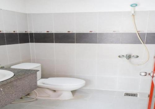 een badkamer met een toilet en een wastafel bij Khách sạn Song Anh in Ho Chi Minh-stad