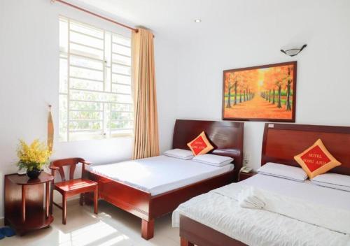 Khách sạn Song Anh في مدينة هوشي منه: غرفة نوم بسريرين ونافذة