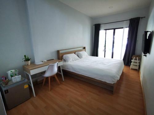 Postel nebo postele na pokoji v ubytování บ้านฮักหอม