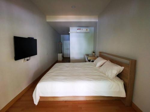 Postel nebo postele na pokoji v ubytování บ้านฮักหอม