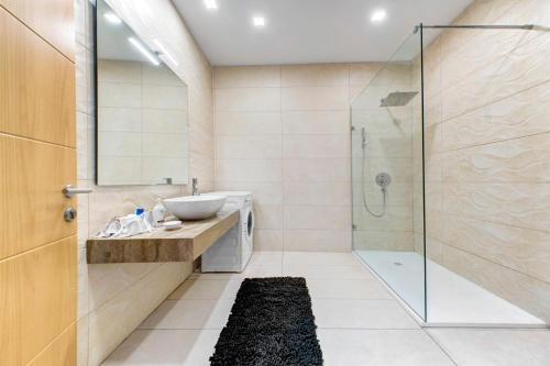 bagno con lavandino e doccia di St Julians apartment 1 a San Giuliano