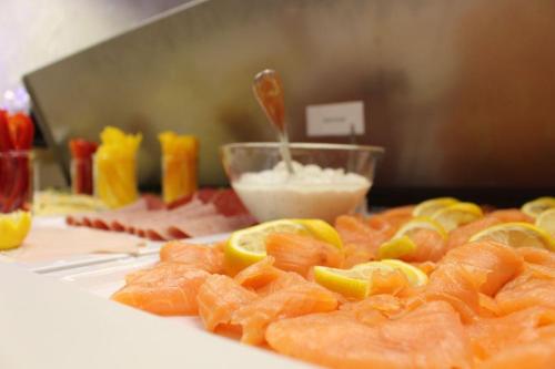 a plate of salmon and lemons on a counter at Kapitaenshaus-Lassen-Zimmer-Sindbad in Westerland
