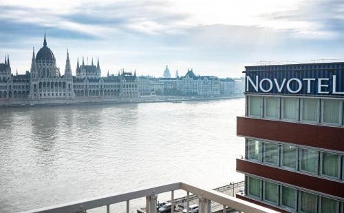 un cartel en un edificio junto a un río en Riverside luxury panorama home - SmartTV, FastWiFi, en Budapest
