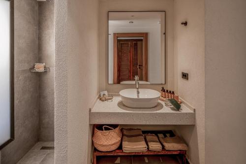 ein Bad mit einem Waschbecken und einem Spiegel in der Unterkunft Balmy Beach Resort Kemer in Kemer